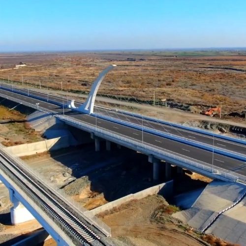 Azerbaycan, Karabağ ve Doğu Zengezur’da 44 otoyol inşa ediyor