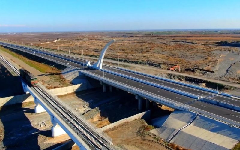 Azerbaycan, Karabağ ve Doğu Zengezur’da 44 otoyol inşa ediyor